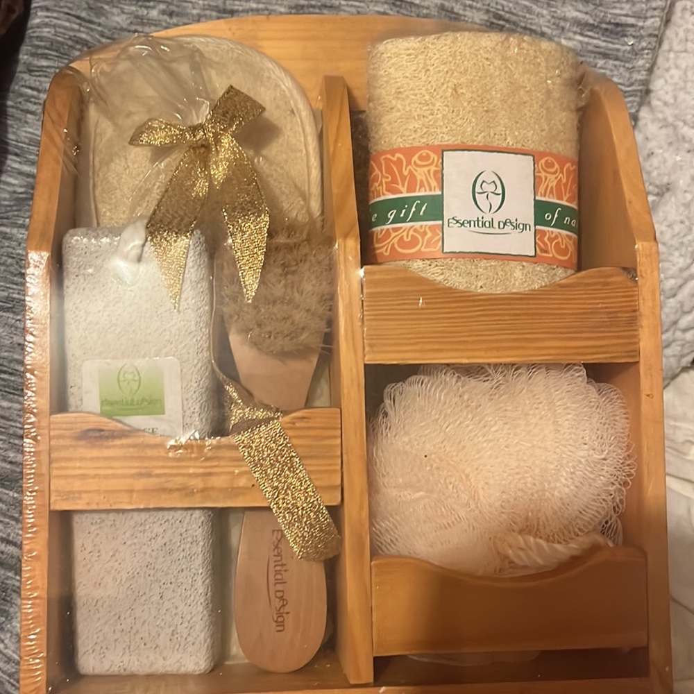 Gift Box: Toiletry Set - Picture 3 of 3